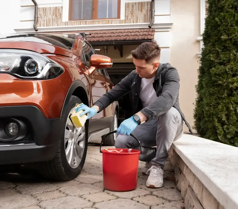 Lavage auto à domicile Gâcogne : professionnel intervenant sur un véhicule